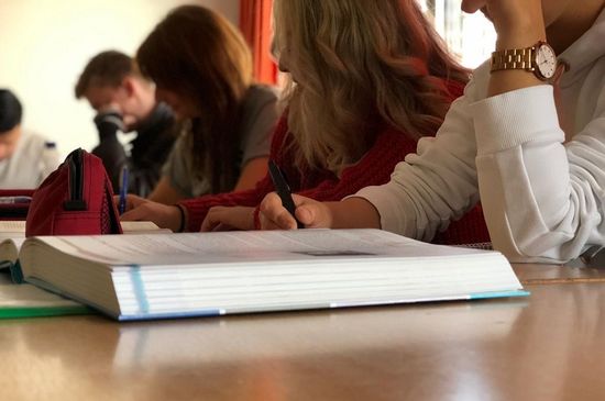 Publikum schaut sich eine Präsentation mit Diagrammen an